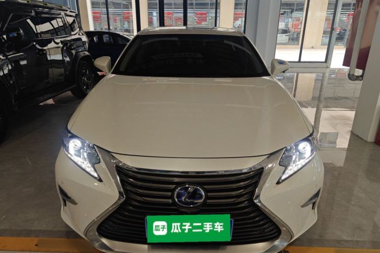 Used Lexus ES 2017 300h Mark Levinson Comfort Edition Front