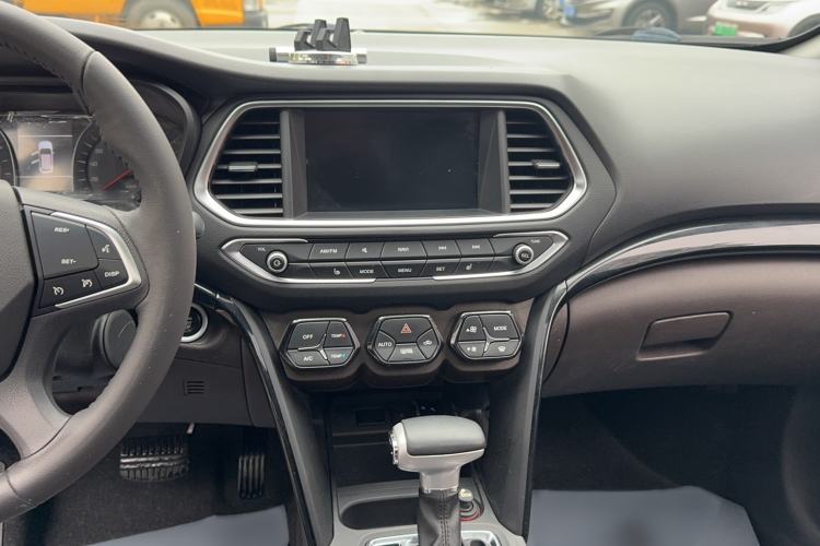 Used GAC Trumpchi GS4 2017 235T Automatic Two-Wheel Drive Luxury Smart Connectivity Version Audio And AC Panel