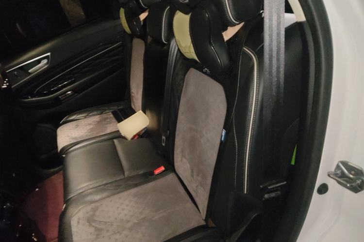 Used Ford Edge 2016 EcoBoost 330 V6 Four-Wheel-Drive Flagship Model with 7 Seats Left Rear Seat