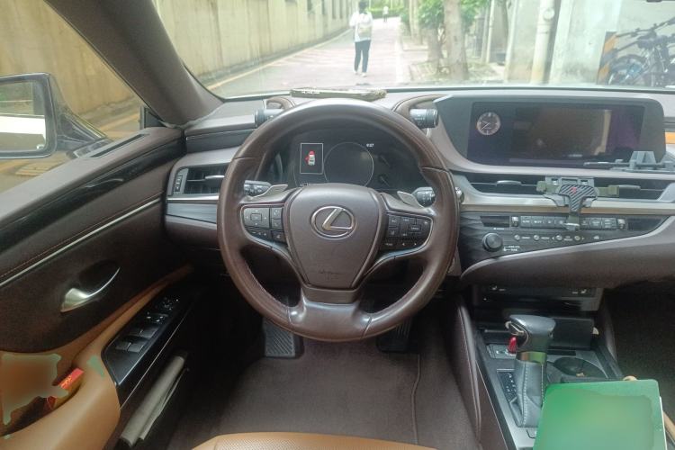 Used Lexus ES 2020 300h Premier Edition