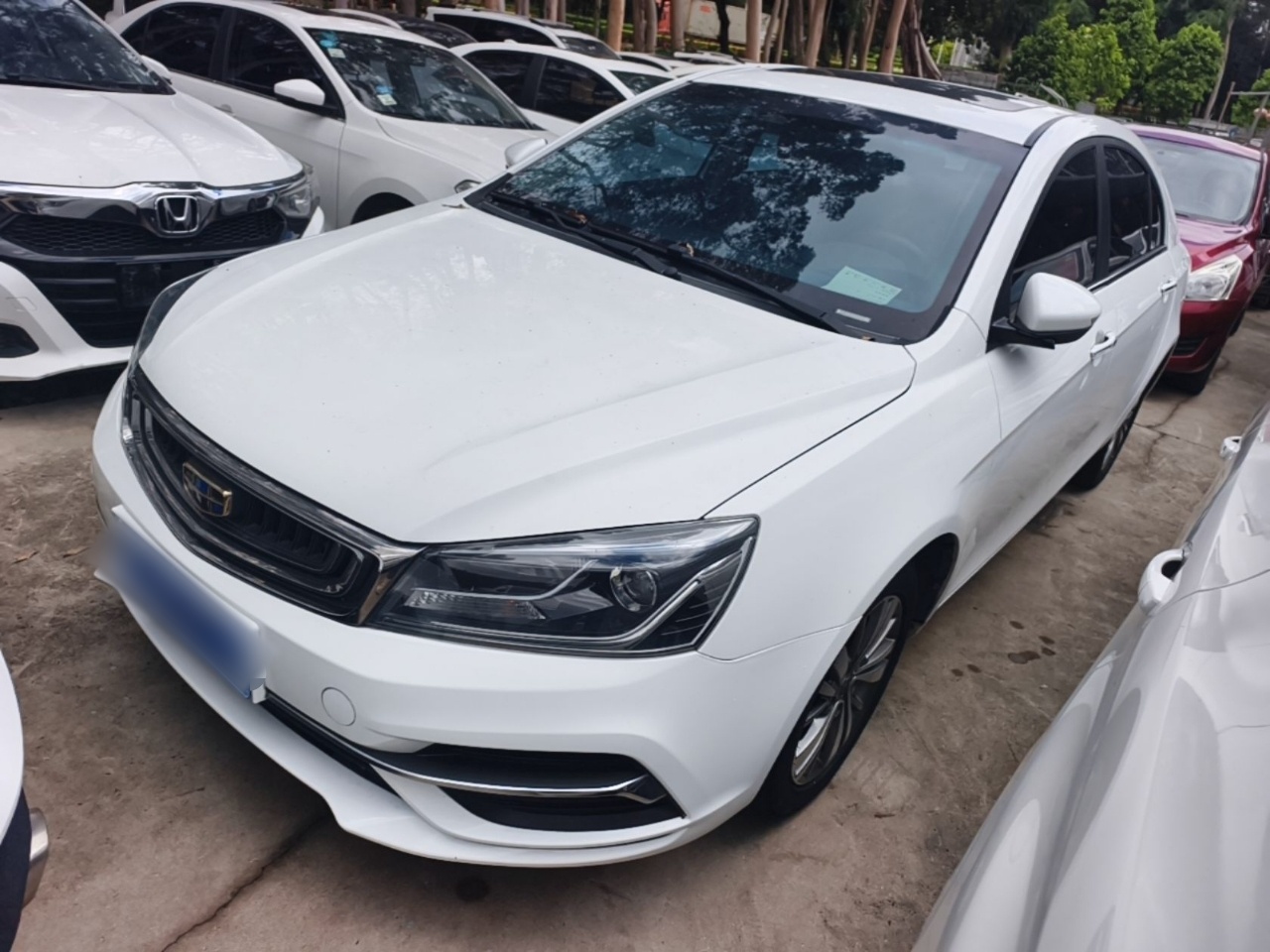 Под передней частью автомобиля