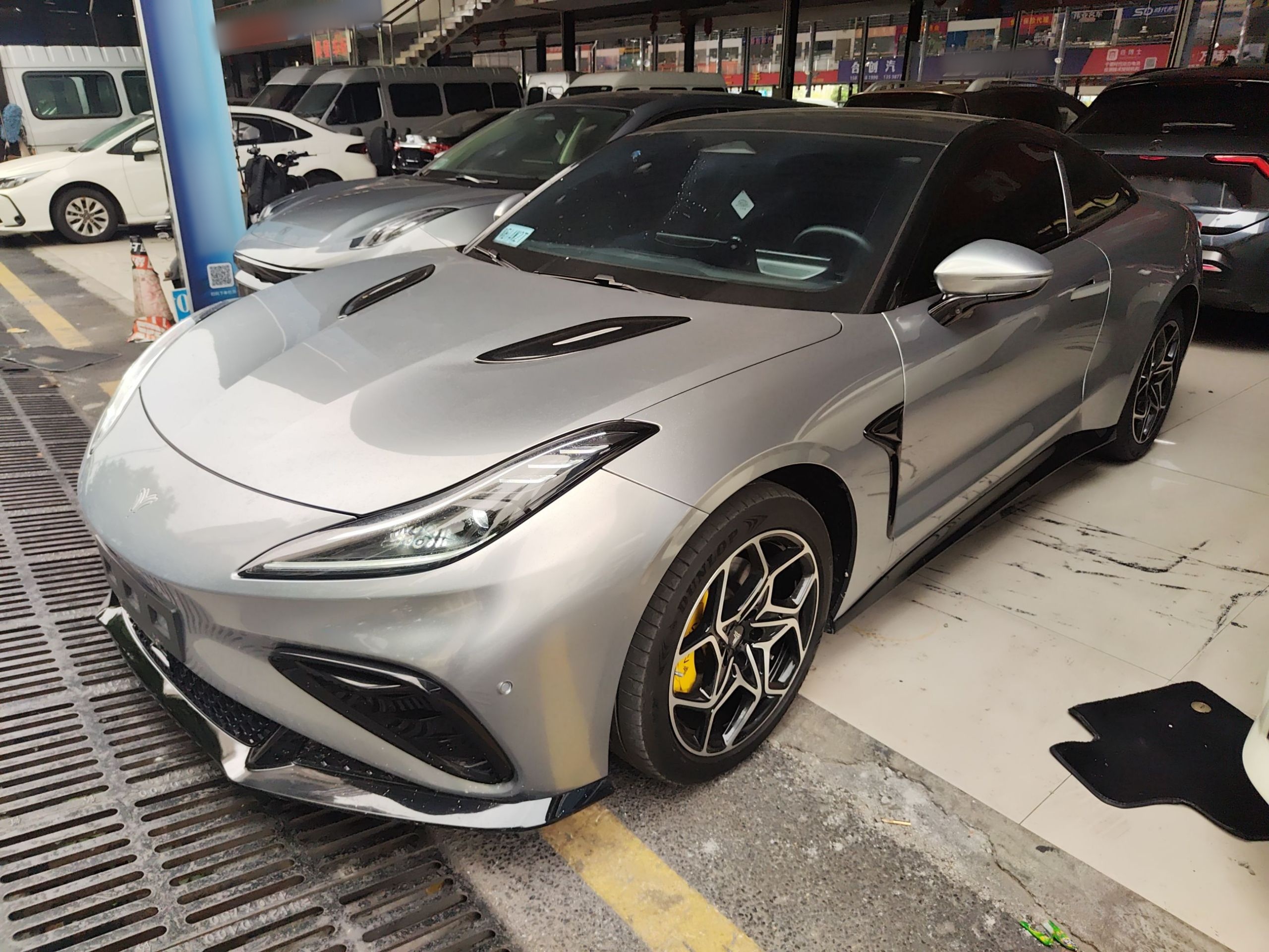 تحت مقدمة السيارة