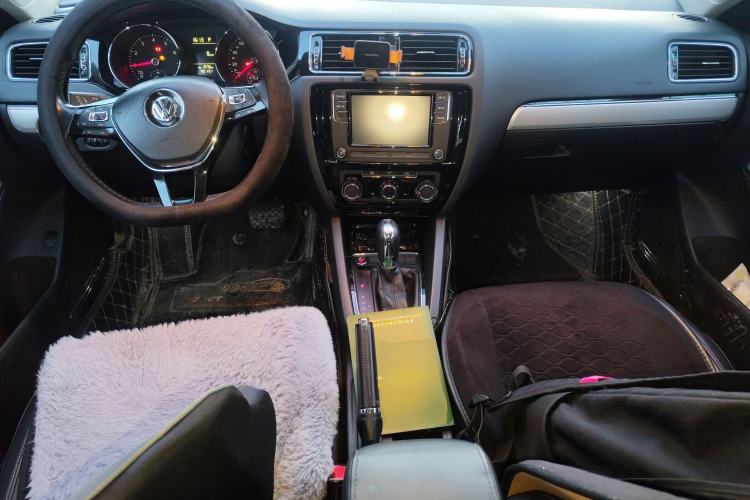 Used Volkswagen Sagitar 2017 230TSI Automatic Comfort Version Center Console