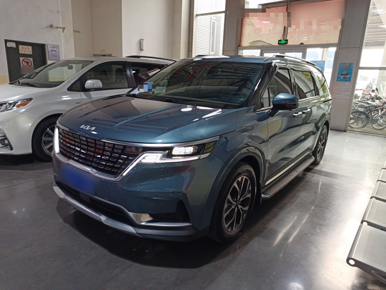 تحت مقدمة السيارة