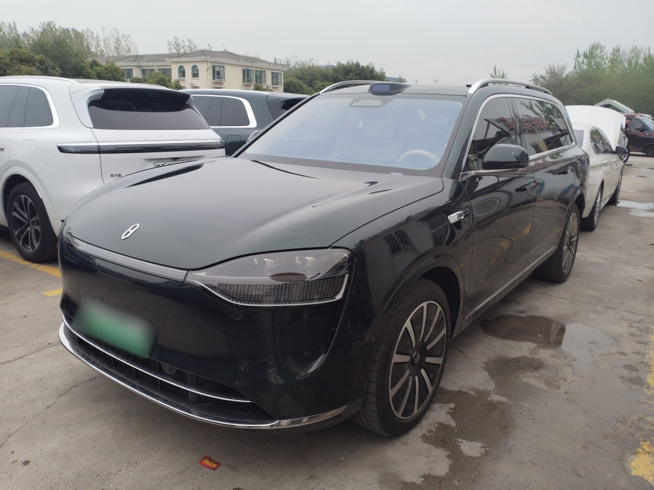 Под передней частью автомобиля