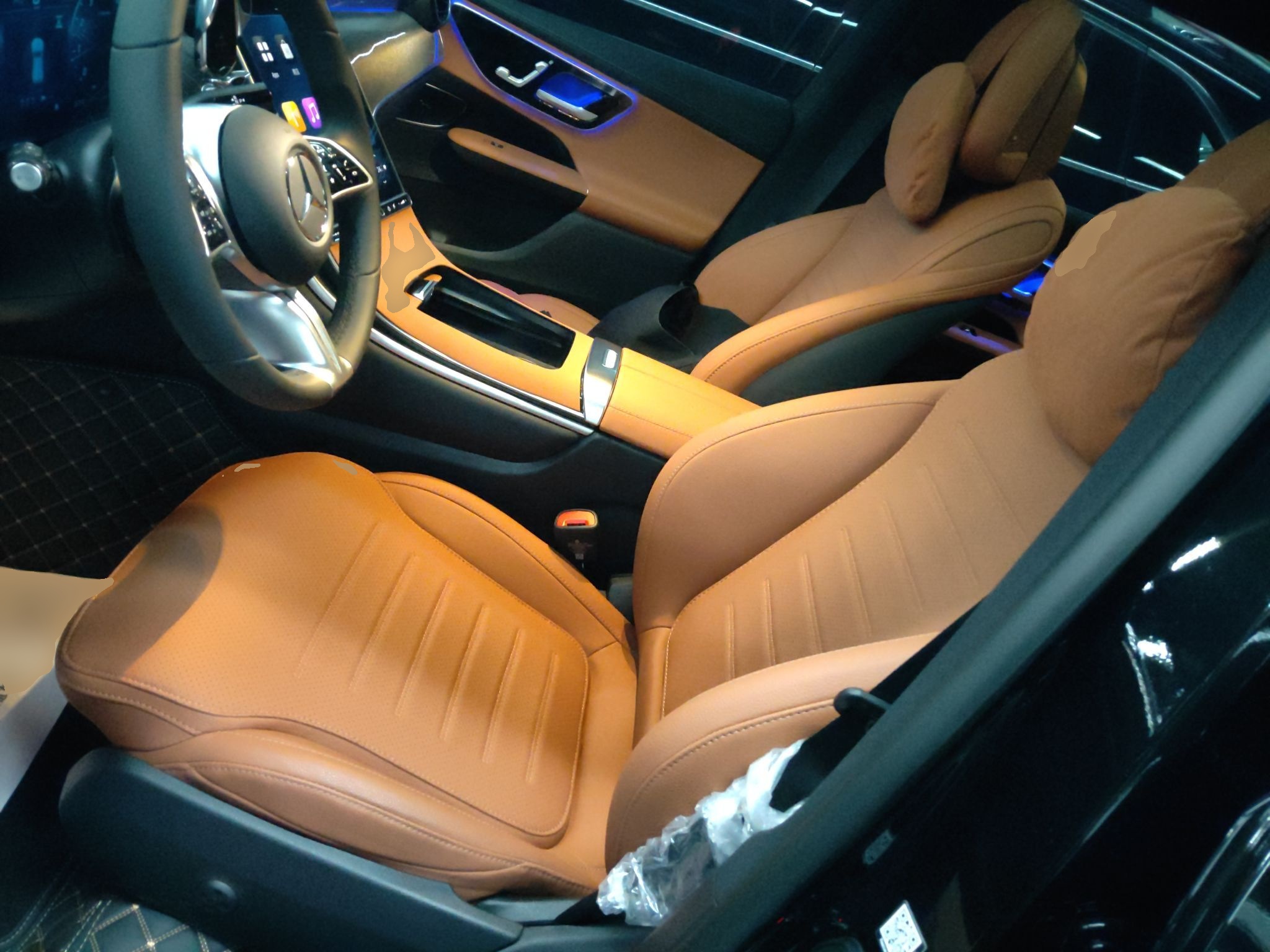 المقاعد الأمامية داخل السيارة