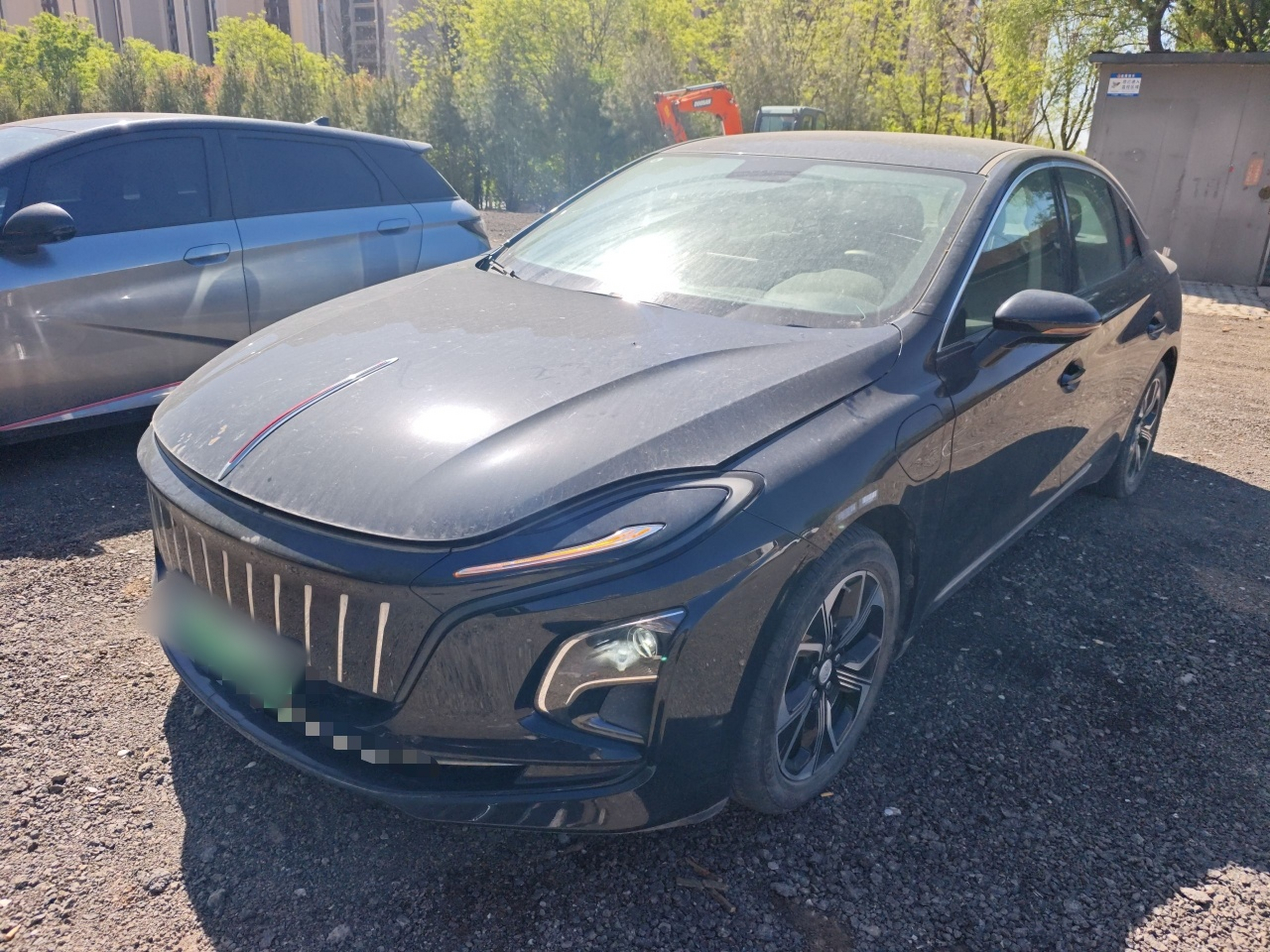 Под передней частью автомобиля