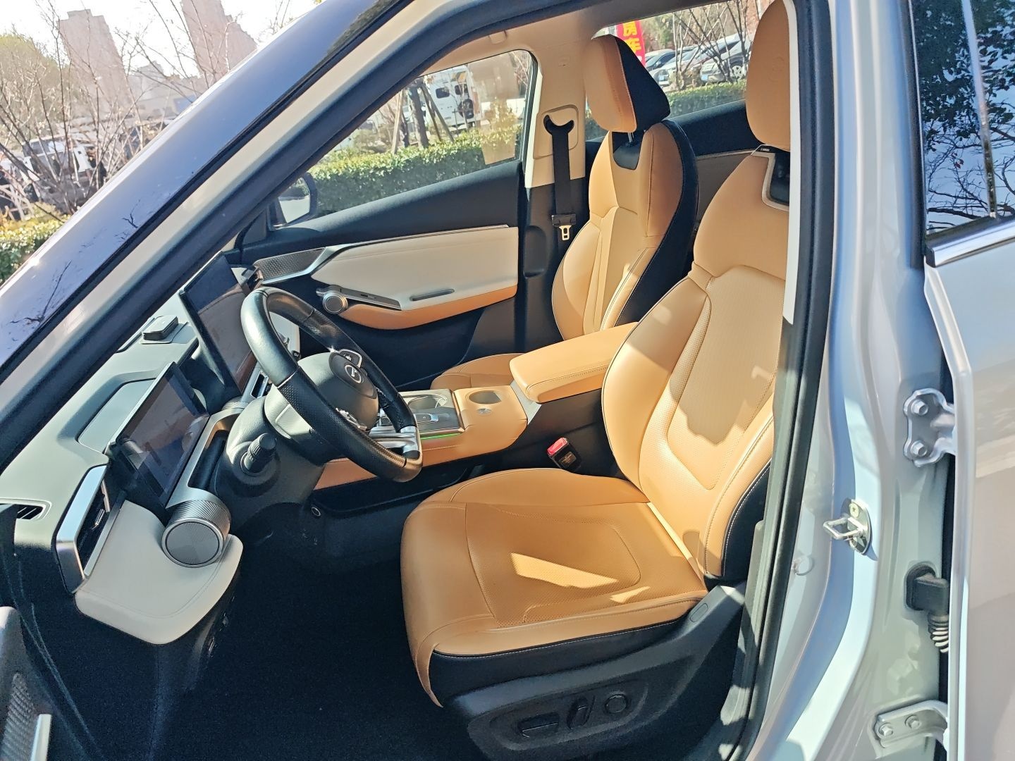 المقاعد الأمامية داخل السيارة