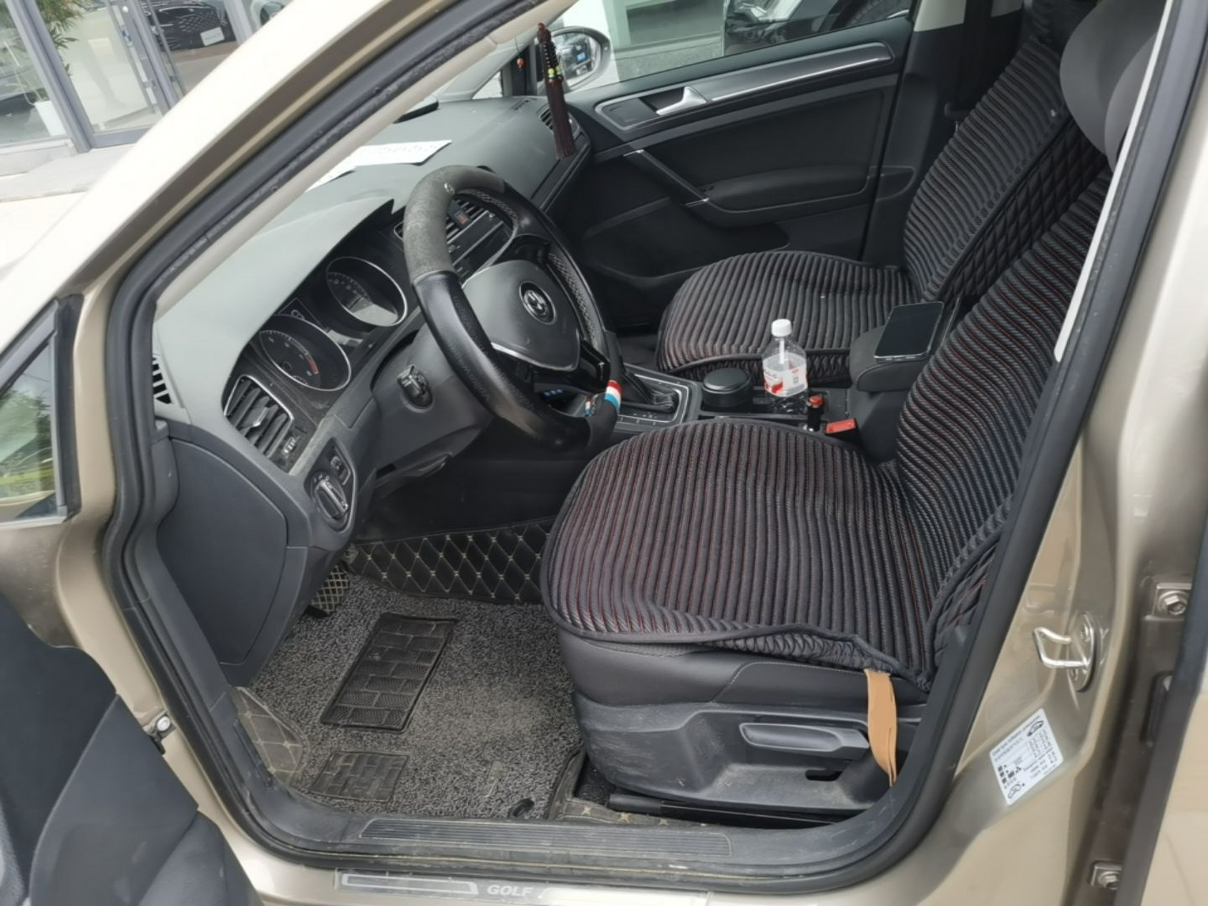 Vordere Reihe im Auto