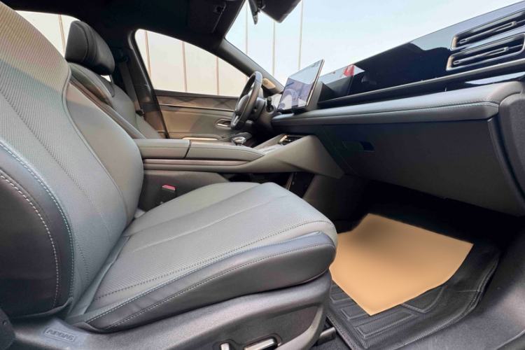 Used BYD Qin L 2025 DM-i Smart Drive 120KM Superior Model Right Front Seat