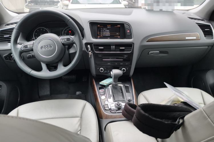 Used Audi Q5 2013 40 TFSI Technology Edition Center Console