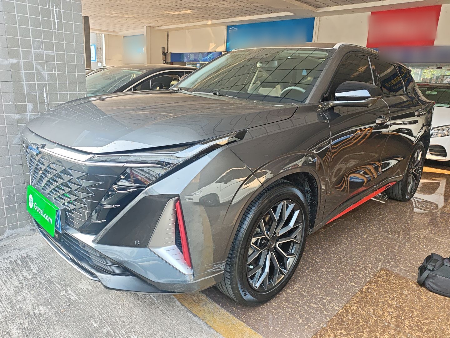 Под передней частью автомобиля