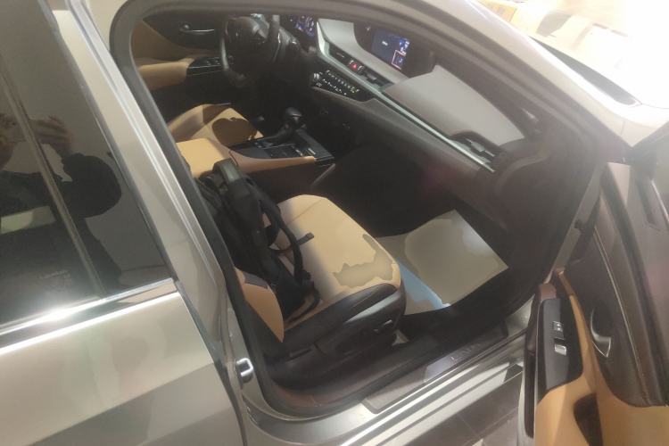 Used Lexus ES 2020 300h Deluxe Edition
