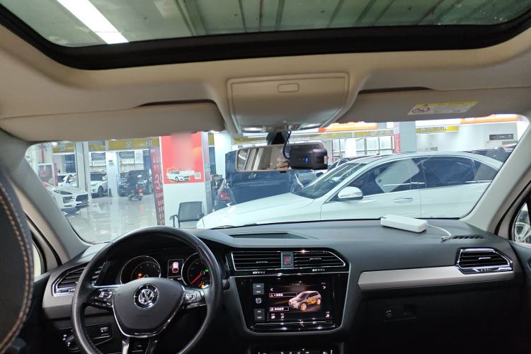 Used Volkswagen Tiguan L 2019 330TSI Automatic Two-Wheel Drive Panoramic Comfort Edition China VI Standard Headliner