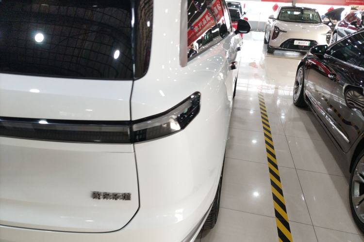 Used ONVO Luxeed L90 2025 Model—Ultra Six-Seater Version
