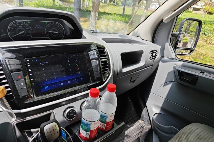 Used SAIC MAXUS Xintu V80 2021 2.0T Manual Classic City Delivery King Short Wheelbase Mid-Roof Design 3 Seats
