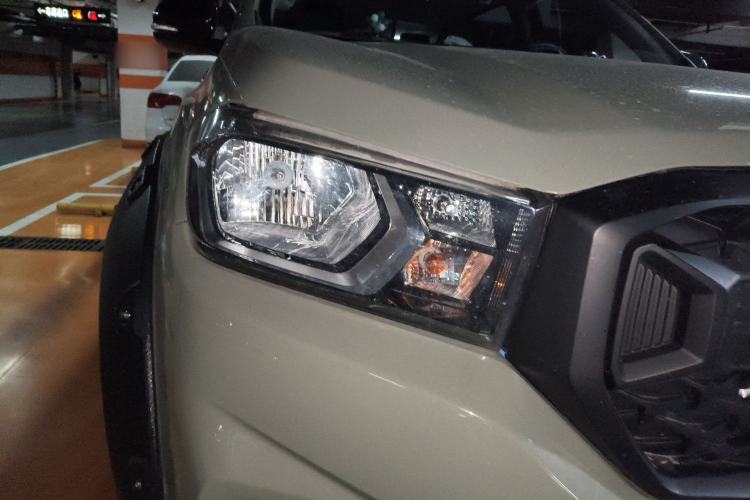 Used SAIC MAXUS T60 2017 2.0T Gasoline Automatic 4x4 High-Ride Elite Standard Cabin Right Front Headlight