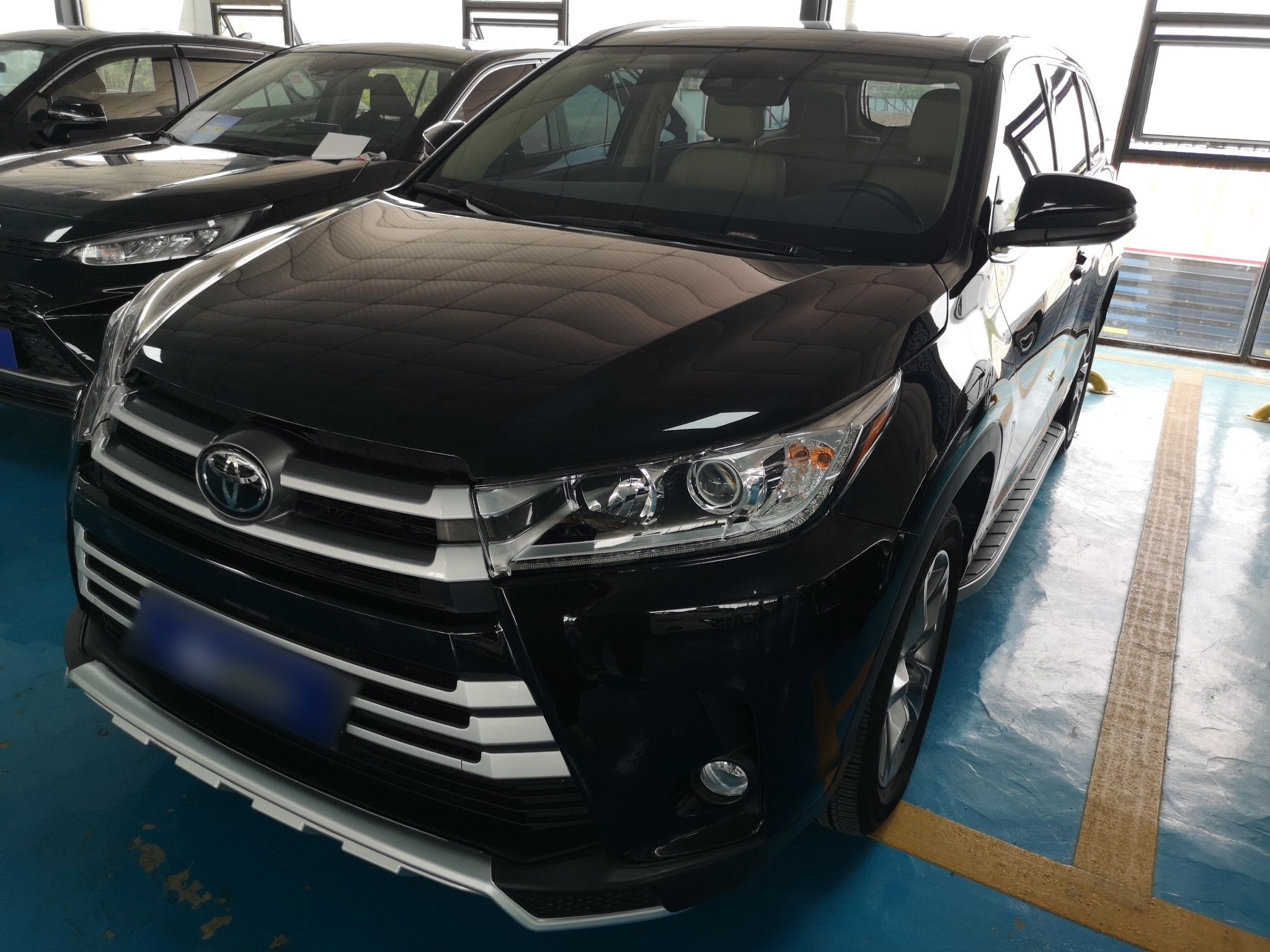 تحت مقدمة السيارة