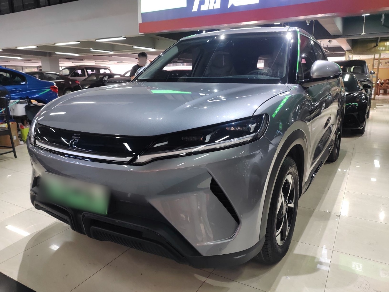 Под передней частью автомобиля