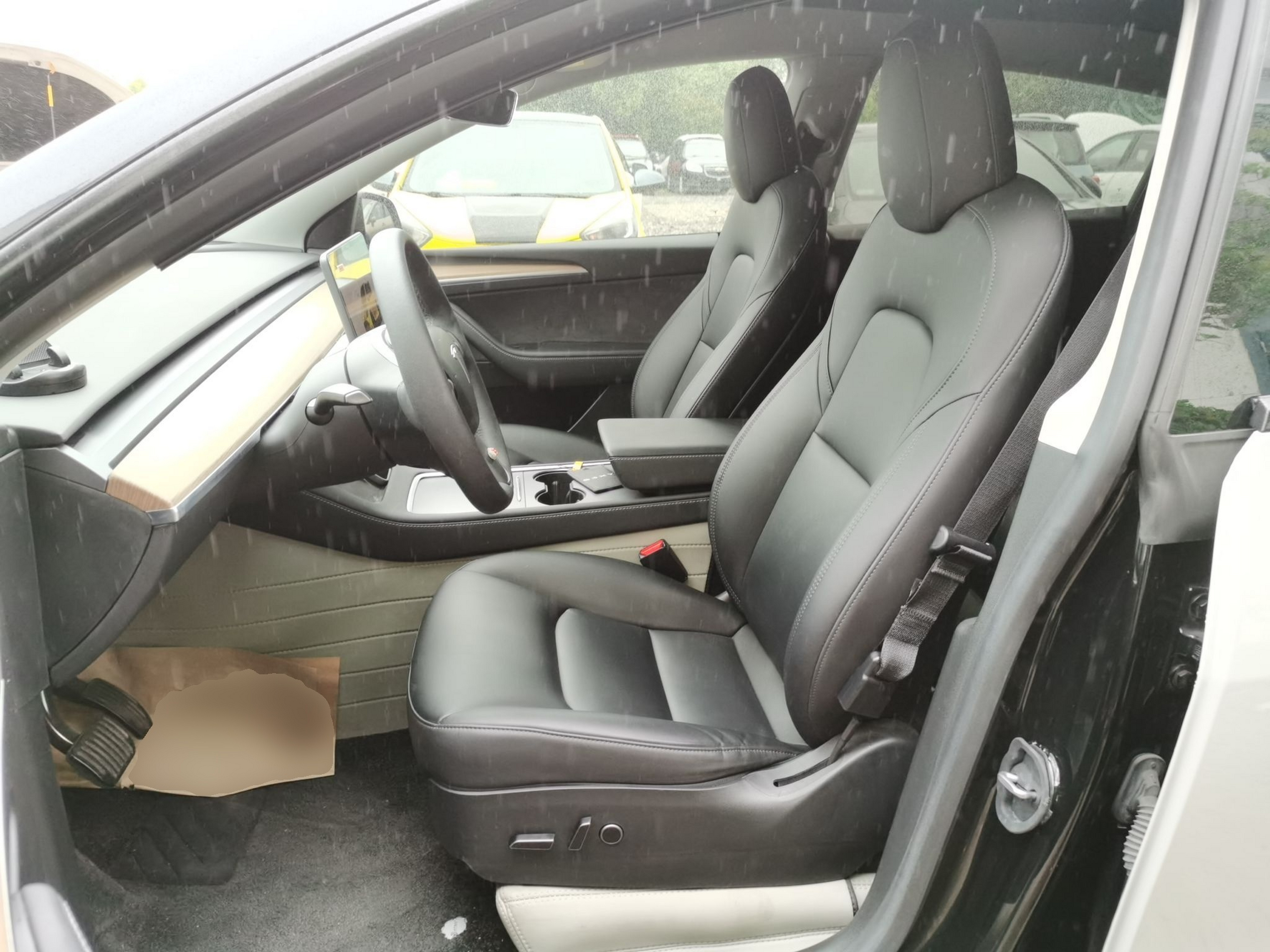 المقاعد الأمامية داخل السيارة