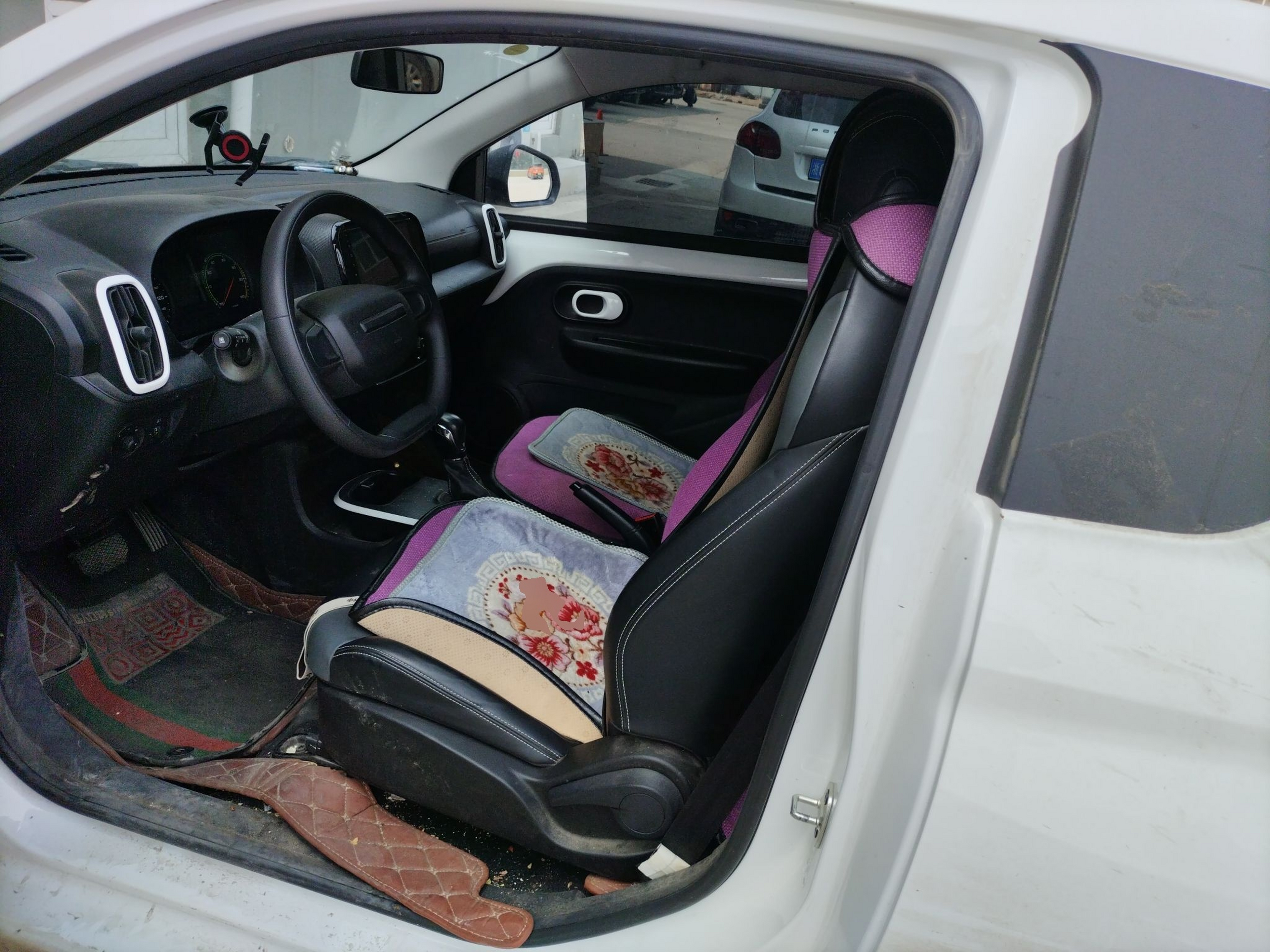 المقاعد الأمامية داخل السيارة