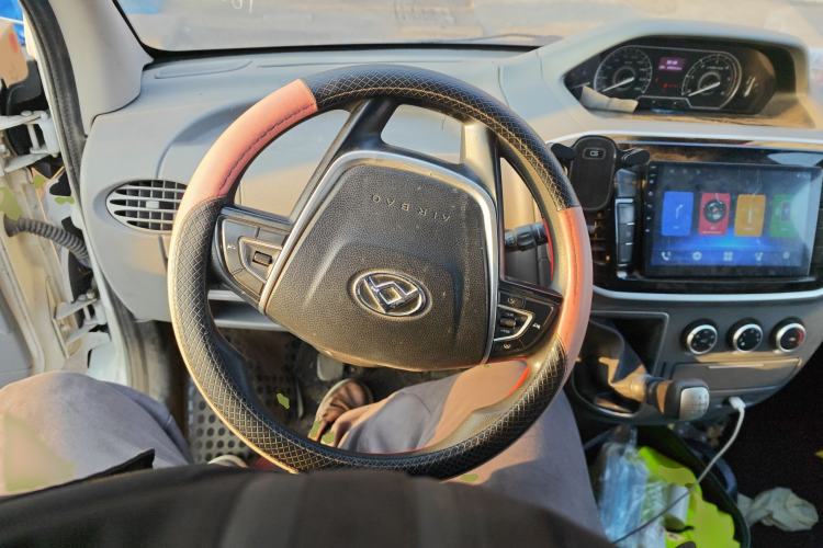 Used SAIC MAXUS Xintu V80 2021 2.0T Manual Classic City Delivery King Short Wheelbase Mid-Roof Design 3 Seats Steering Wheel