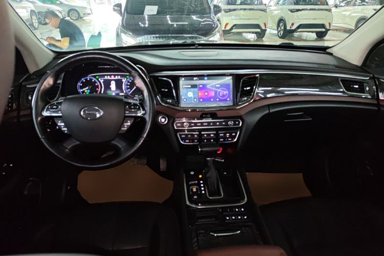 Used GAC Trumpchi GS8 2017 320T Two-Wheel Drive Luxury Smart Connectivity Version (7 Seats) Center Console