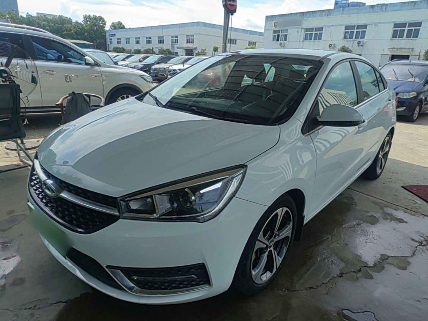 Под передней частью автомобиля
