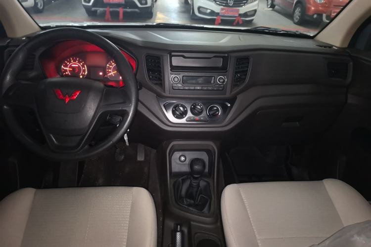 Used Wuling Hongguang V 2022 1.5L Jingqu Edition Electric-Assist LAR Center Console