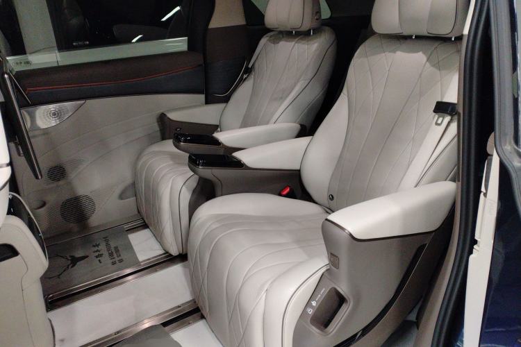 Used Denza D9 2022 DM-i 970 Four-Wheel Drive Flagship Model
