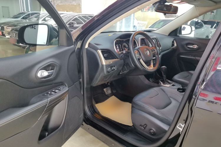 Used Jeep Cherokee 2016 2.4L Leading Edition
