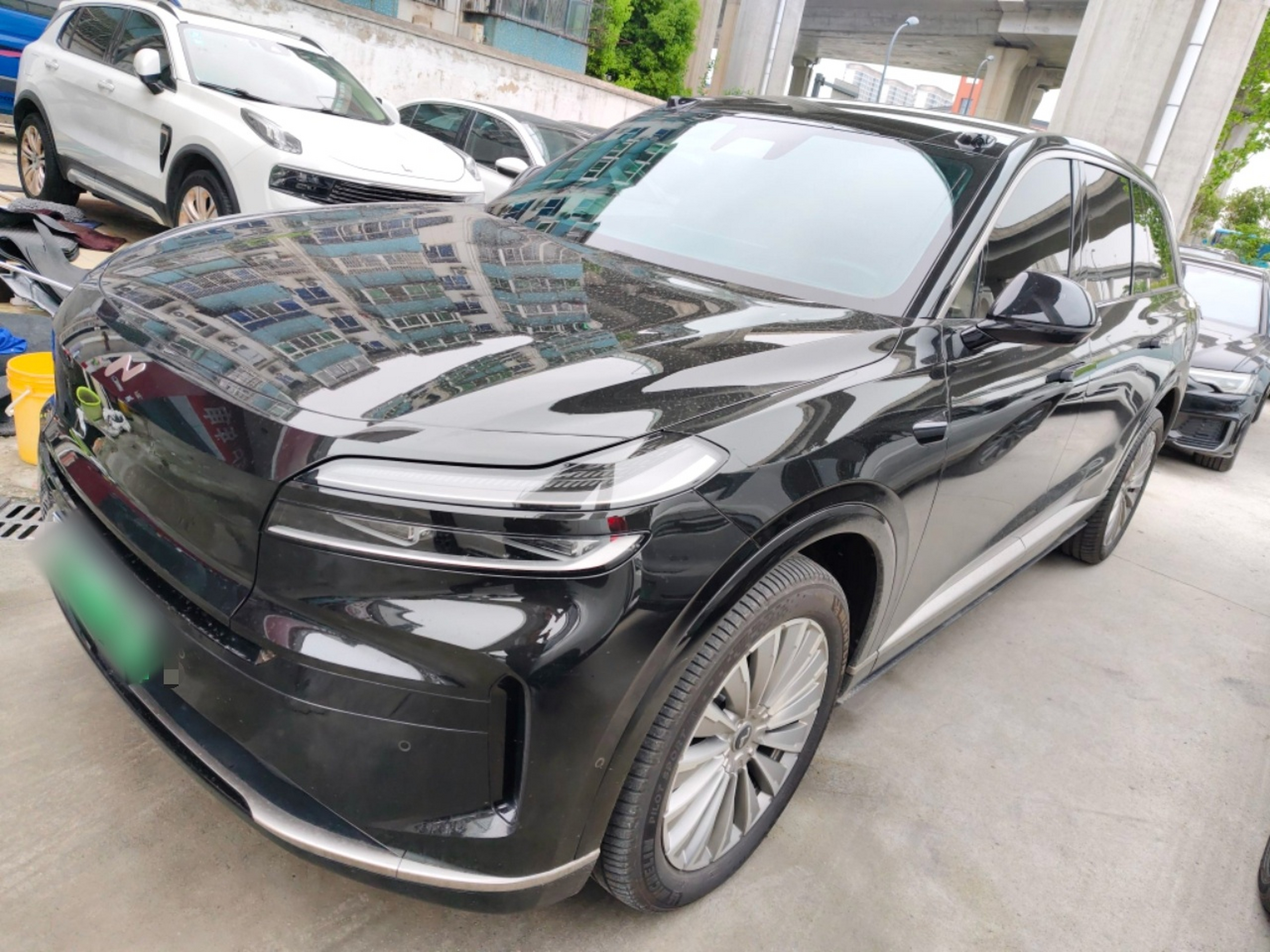 تحت مقدمة السيارة