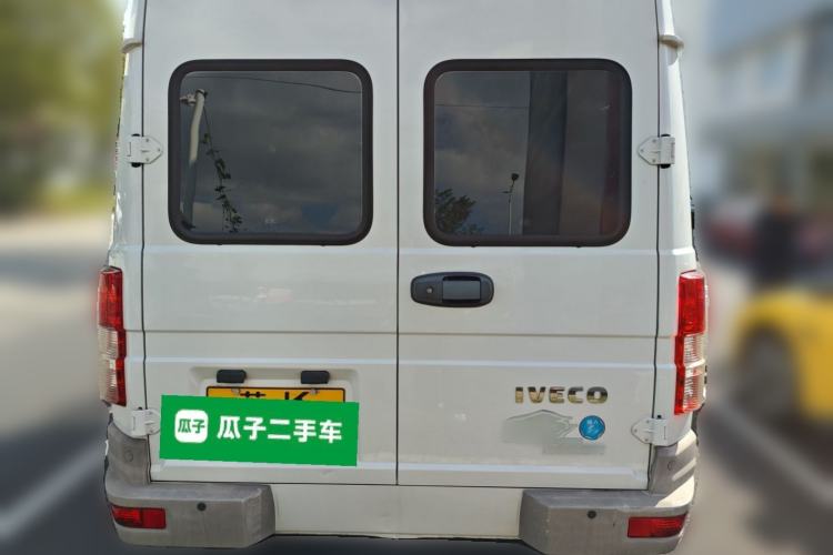 Used Iveco Daily 2020 2.8T A35 Passenger Van Single-Tire Mid-Roof Design 10–11 Seats China VI Standard
