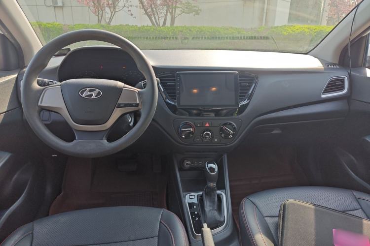 Used Hyundai Verna (new generation) 2016 1.4L Automatic Cool Edition GLS Center Console