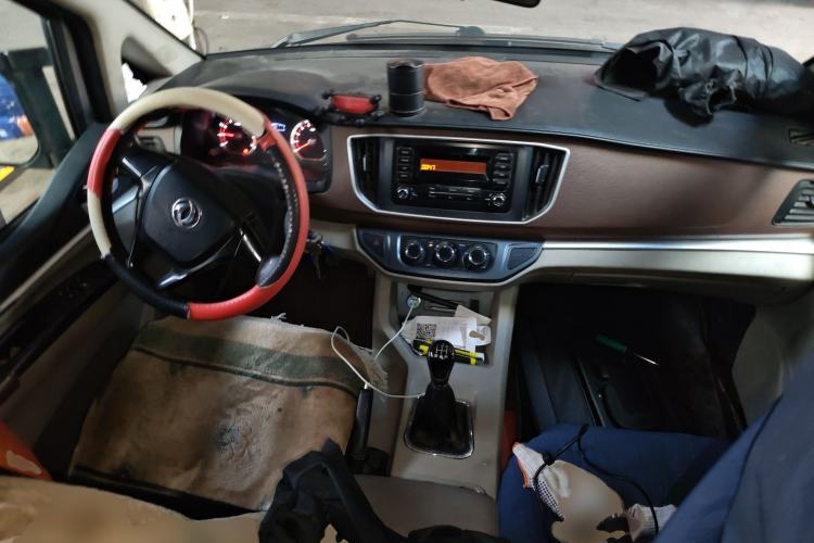 Used FORTHING Lingzhi 2019 Facelifted M5L 1.6L 7-Seater Base Model China VI Standard Center Console