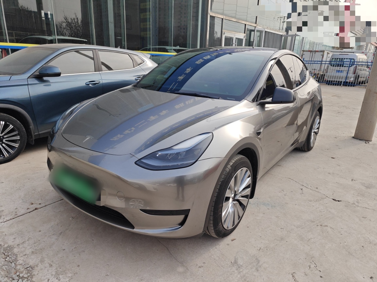 Под передней частью автомобиля