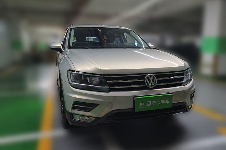 Used Volkswagen Tiguan L 2017 330TSI Automatic Two-Wheel Drive Luxury Edition Front Right 45 Deg