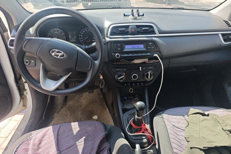 Used Hyundai Verna (older generation) 2017 1.4L Manual Refreshed Version China VI Standard Center Console