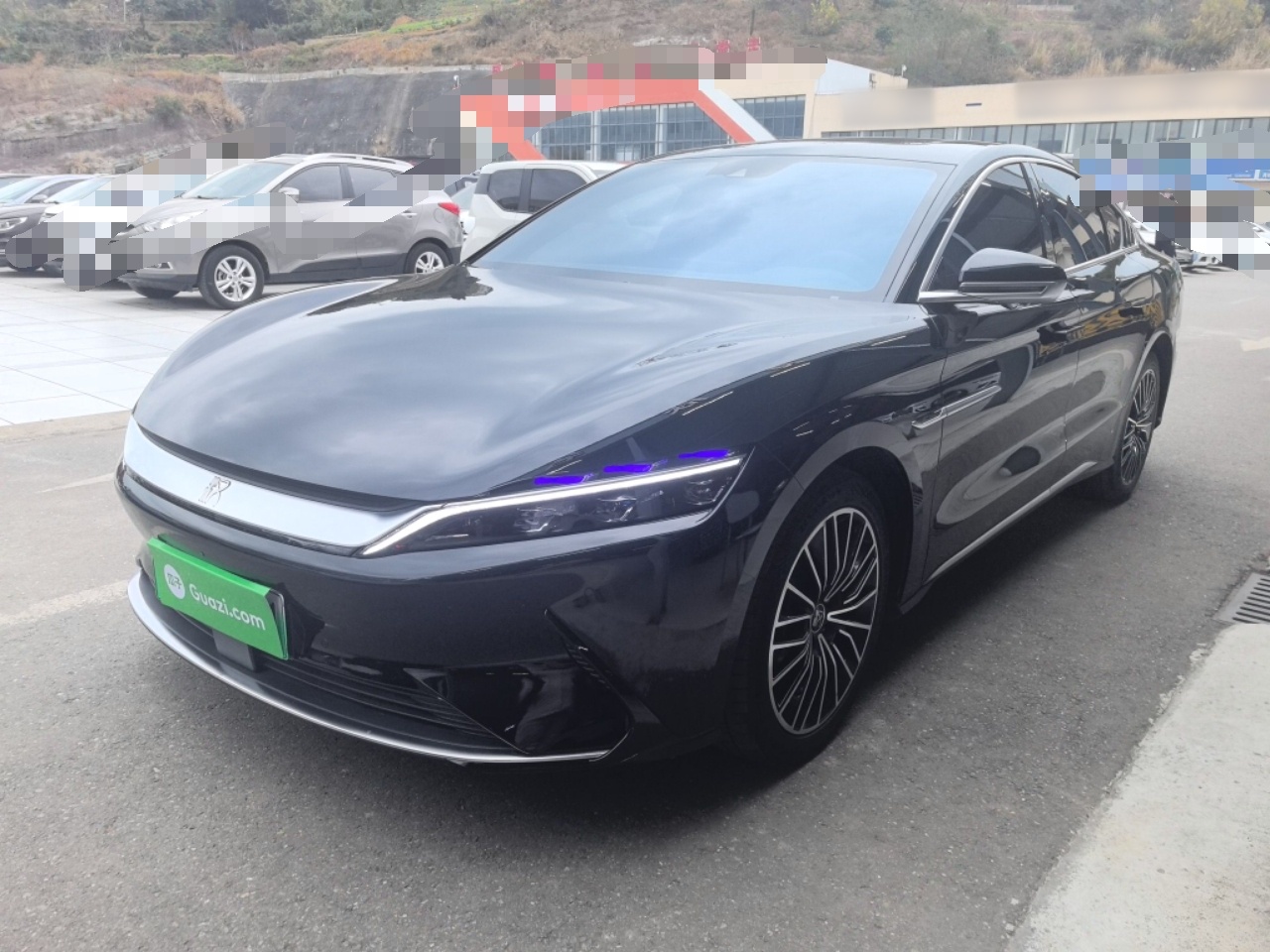 Под передней частью автомобиля