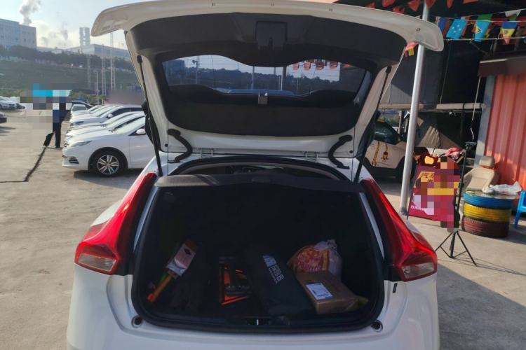 Used Volvo V40 2017 T3 Zhiya Edition Trunk