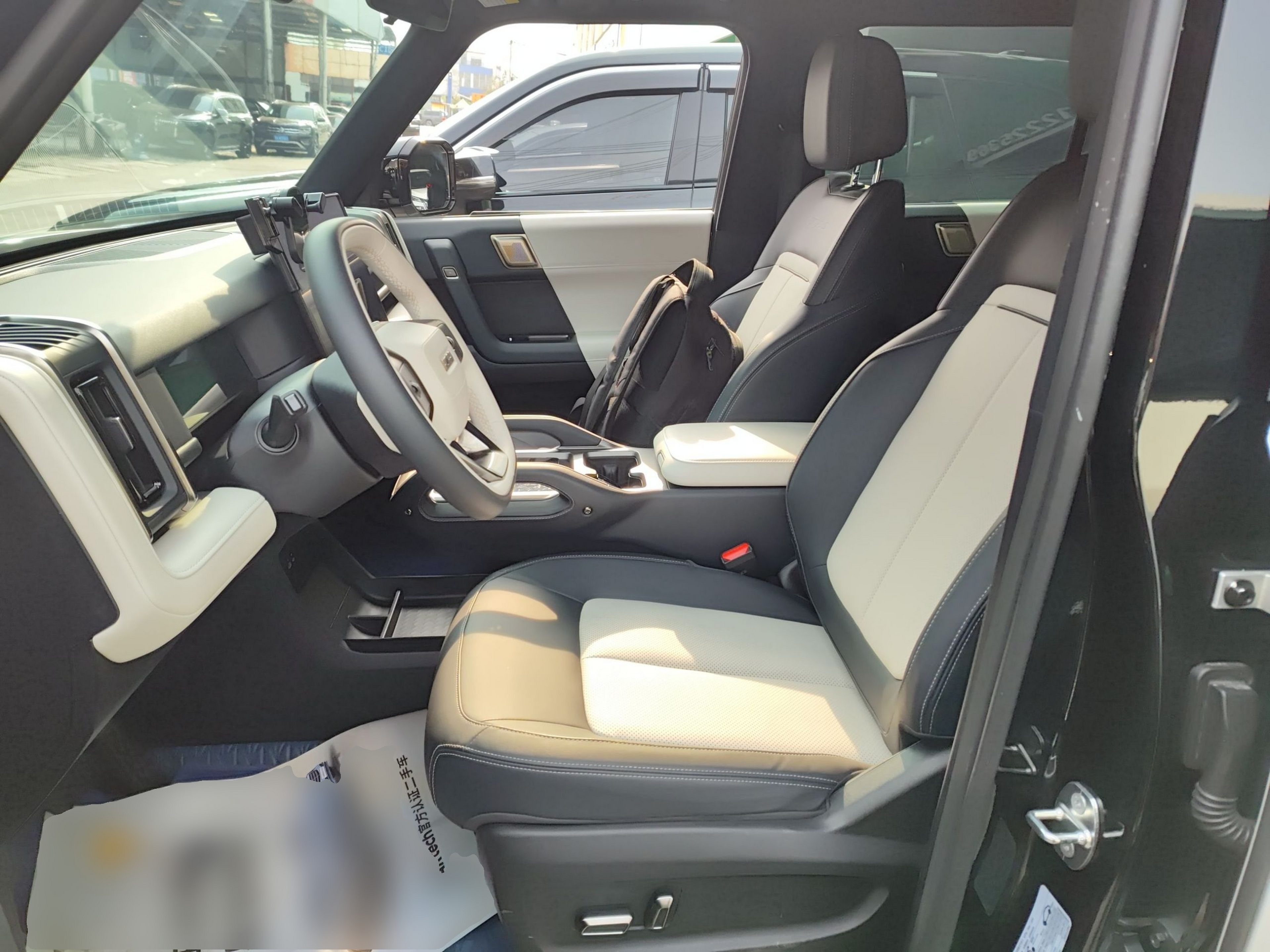 المقاعد الأمامية داخل السيارة