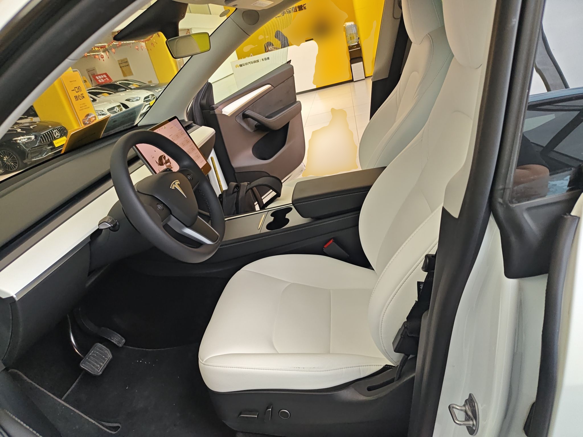 المقاعد الأمامية داخل السيارة