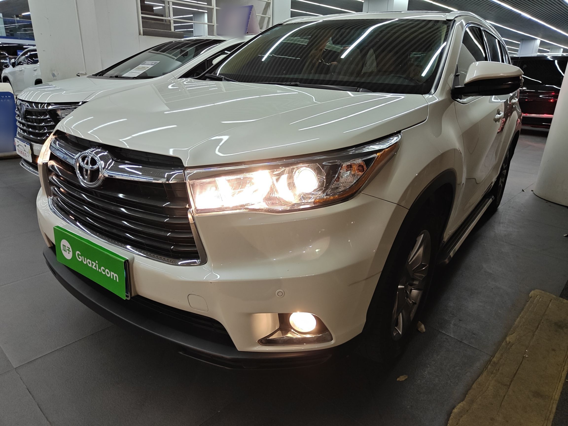 تحت مقدمة السيارة