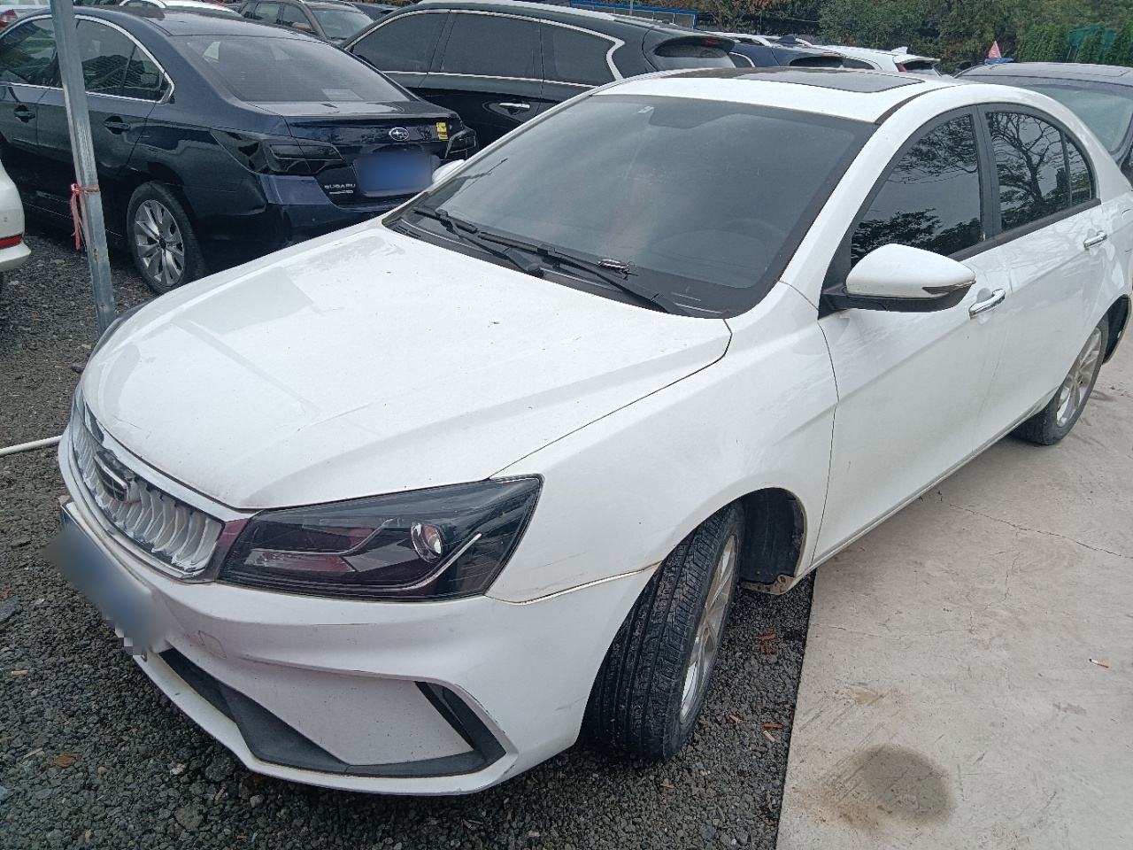 تحت مقدمة السيارة