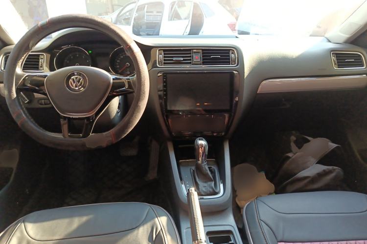 Used Volkswagen Sagitar 2016 230TSI 25th Anniversary Edition Center Console