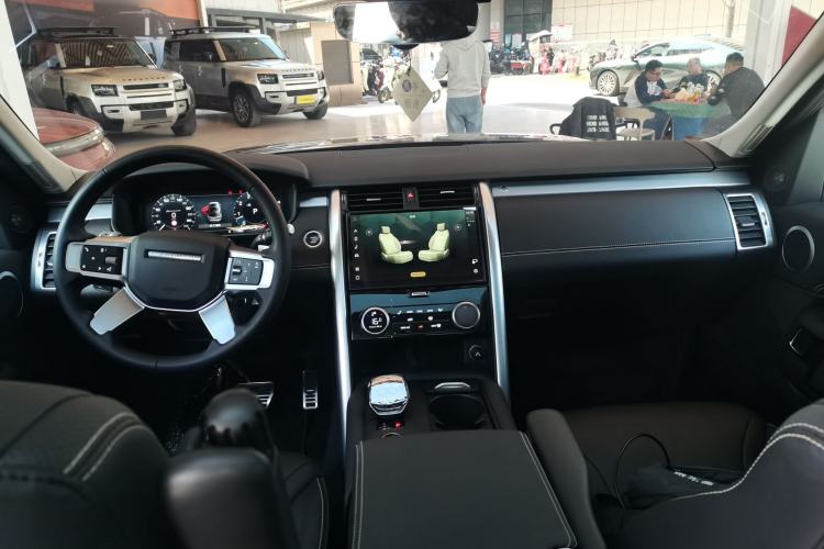 Used Land Rover Discovery 2023 Revised Version 360 PS R-Dynamic S Center Console