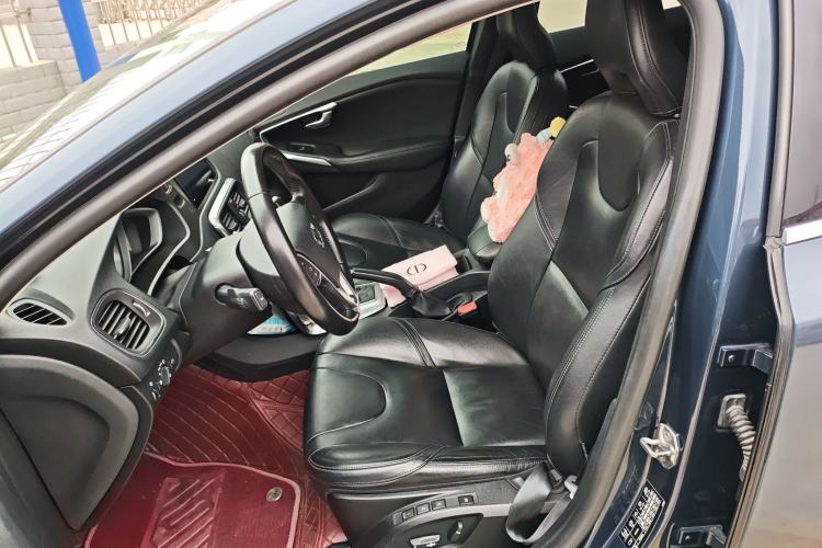 Used Volvo V40 2017 T3 Zhiya Edition
