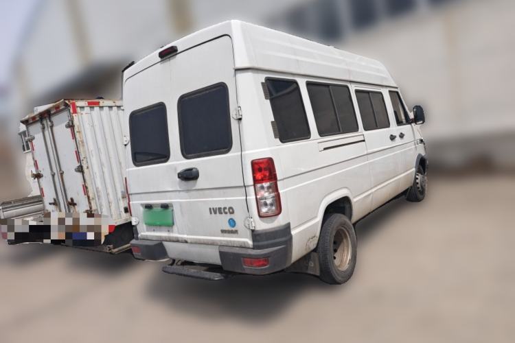 Used Iveco Daily 2022 2.5T A37 M1 Passenger Van 5-9 Seats Long Wheelbase Mid-Roof Design Dual Tires Side Sliding Doors

