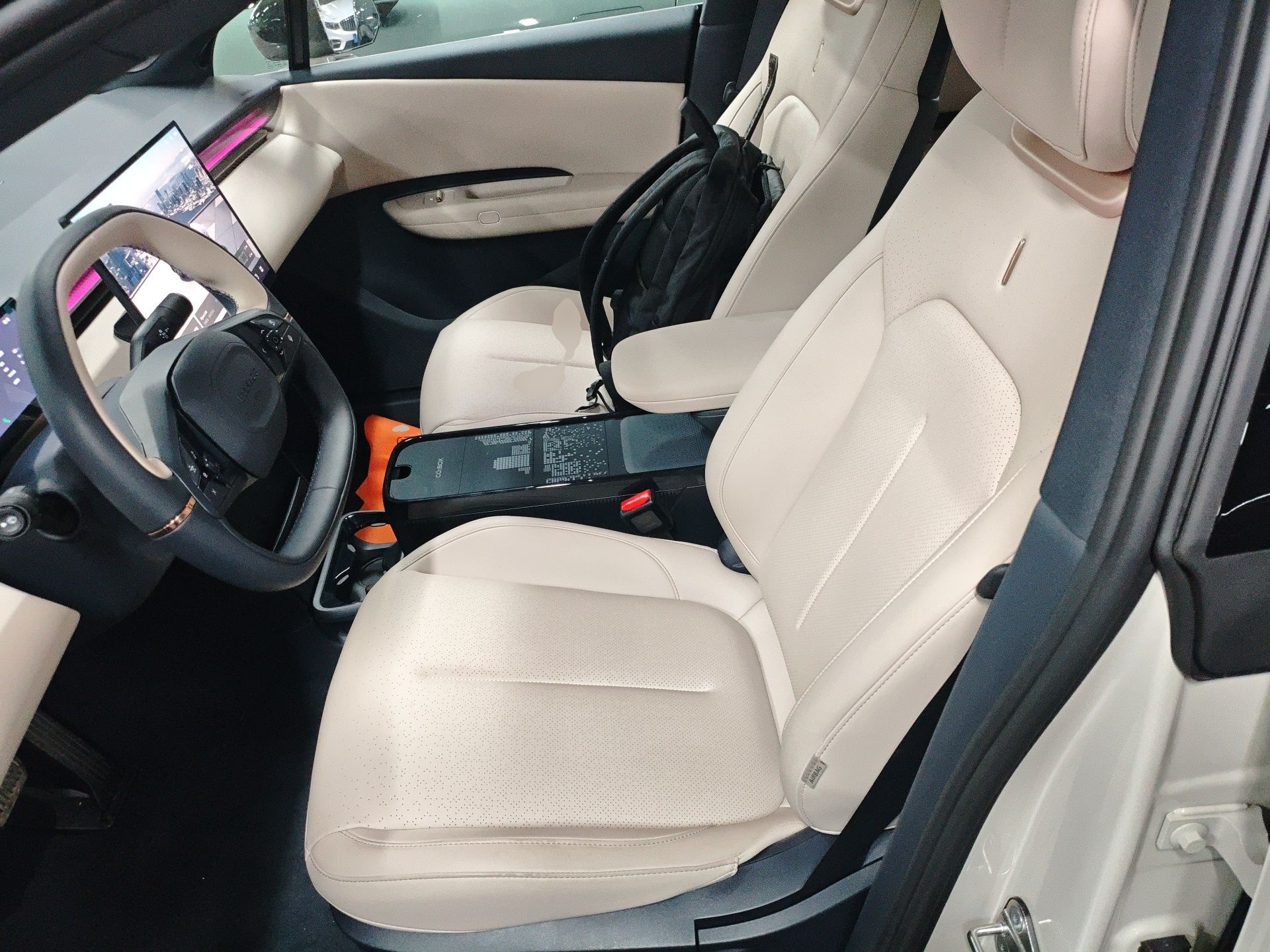 Переднее сиденье в автомобиле