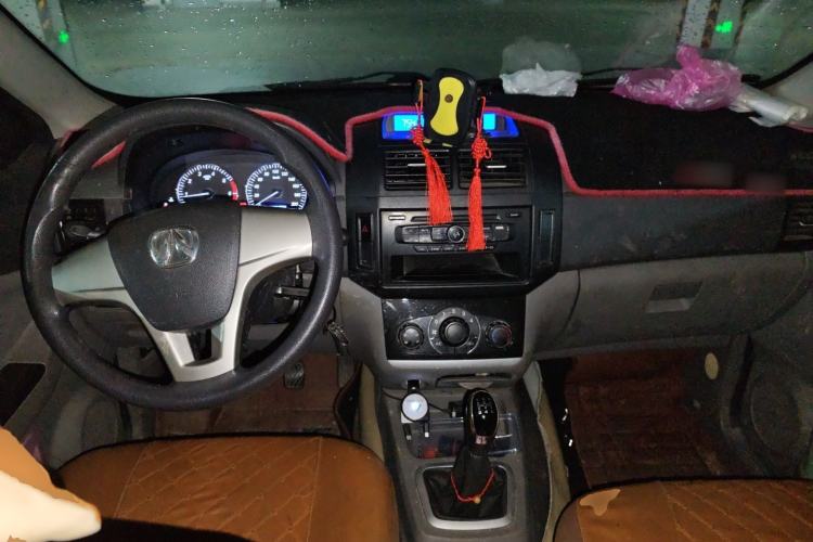 Used BAIC Weiwang M20 2014 1.5L Basic Version BJ415B Center Console